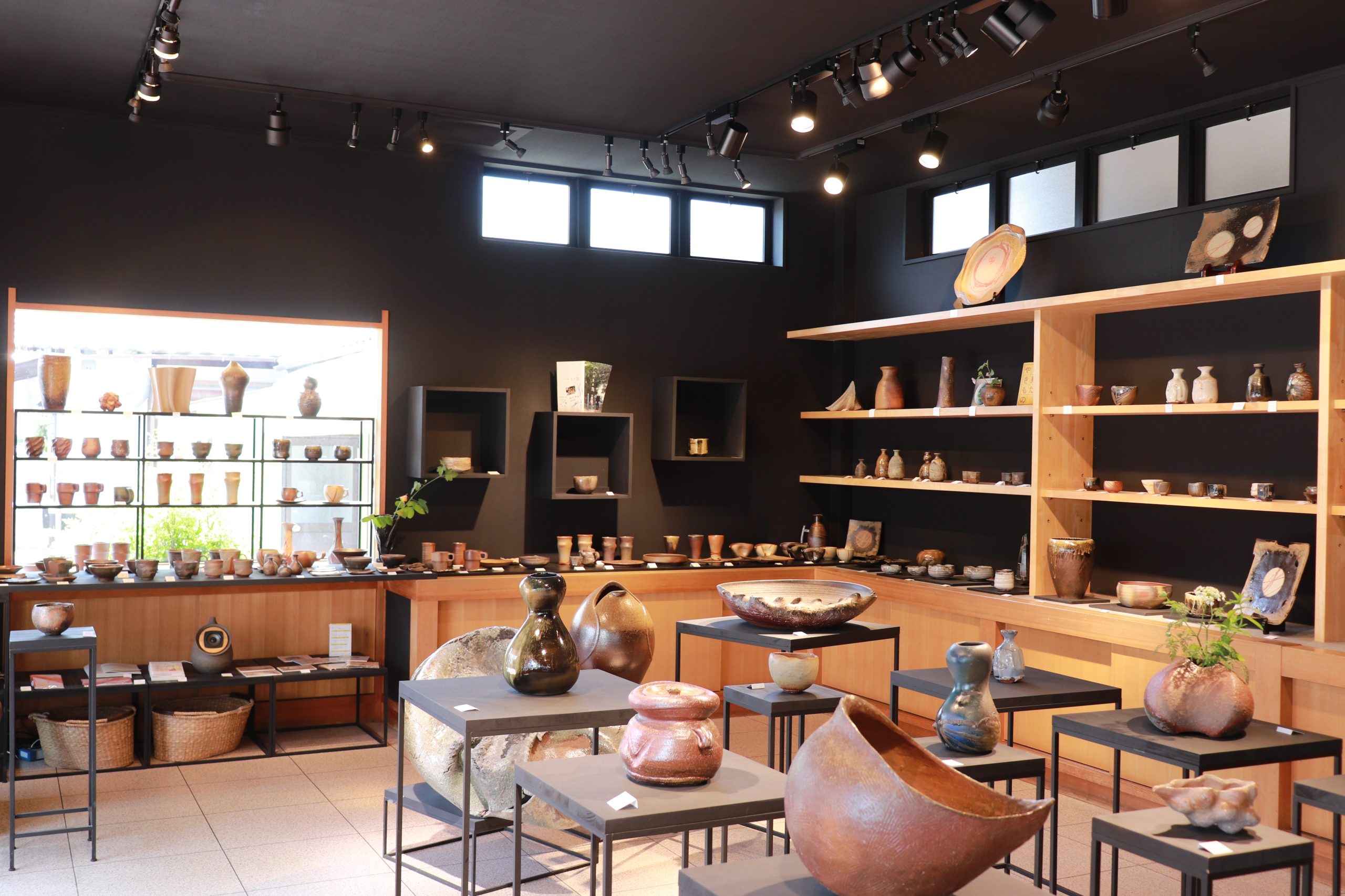 BIZEN gallery Kai - 伊部本｜1000年の歴史と出会う、焼き物の街を巡る物語